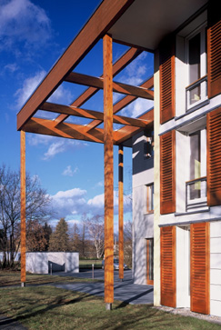 Wohnhaus fr 42 Rollstuhlfahrer; Dachdetail